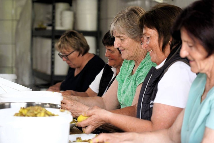 Kartoffel schälen, Bäuerinnen, Gauderfest, Heimatleuchten,