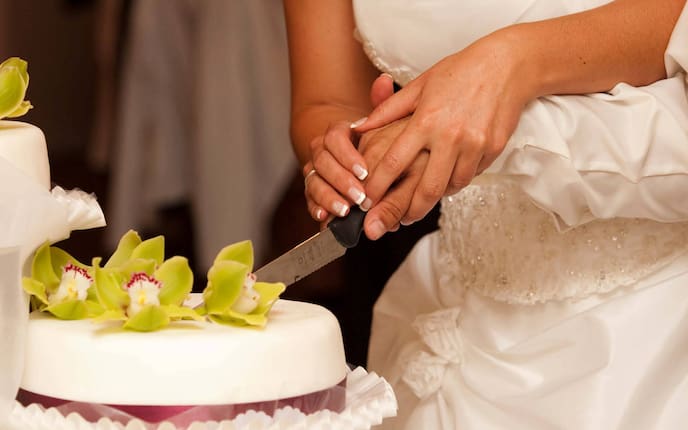Brautpaar schneide Hochzeitstorte an (Mauritius ID: DEL_20230602154545_06299124)