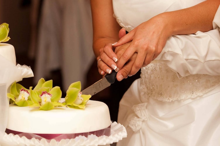 Brautpaar schneide Hochzeitstorte an (Mauritius ID: DEL_20230602154545_06299124)