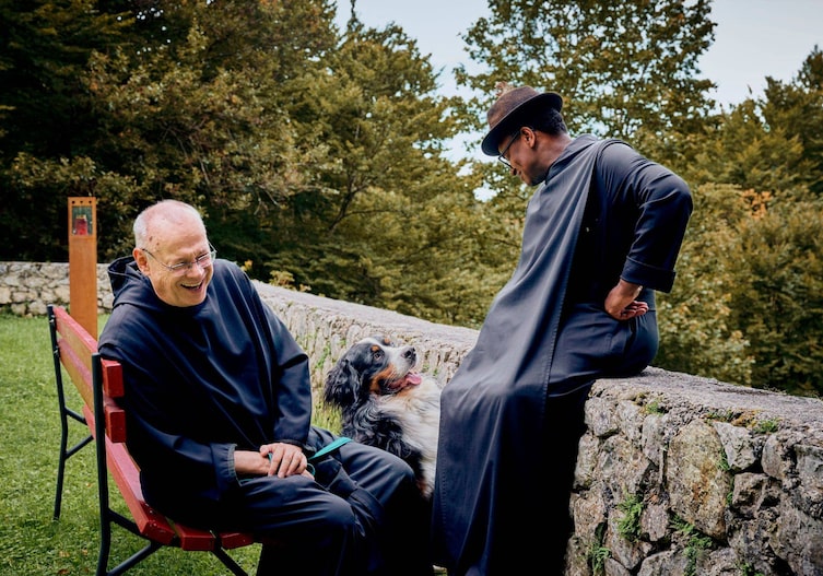 Berner Sennenhund Plotin (benannt nach einem antiken Philosophen) ist fasziniert davon, dass das Echo zurückbellt. Er bringt Pater Gottfried und Bruder Justus oft zum Lachen.