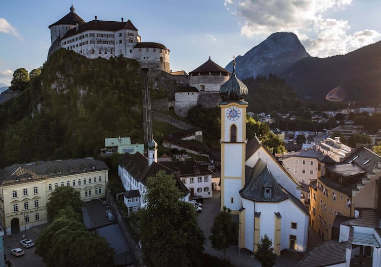 Außenansicht der Stadtpfarrkirche St. Vitus in der Altstadt von Kufstein, Tirol.