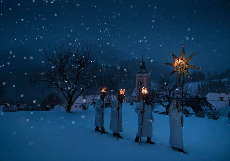 Hell erleuchten Kerzen die blaue Stunde. Sternträger Franz Steiner und die Könige Friedl Engl, Michael Köstenberger und Otmar Brachmaier machen sich auf ihre Reise.