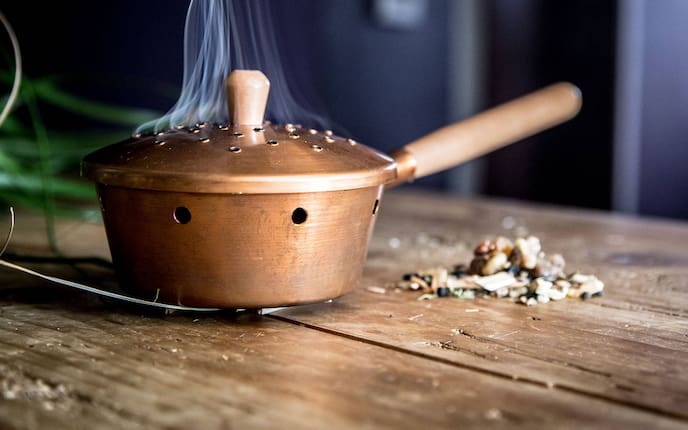 Rauchende Räucherpfanne aus Kupfer, Räuchern, Raunächte, Brauchtum