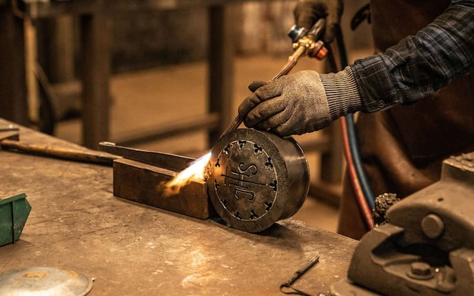 Schmieden der Murtaler Räucherpfanne, Räuchern, IHS, Handwerk