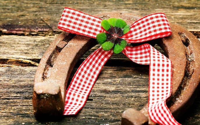 Hufeisen mit Masche und Kleeblatt (Bild: Mauritius Images)