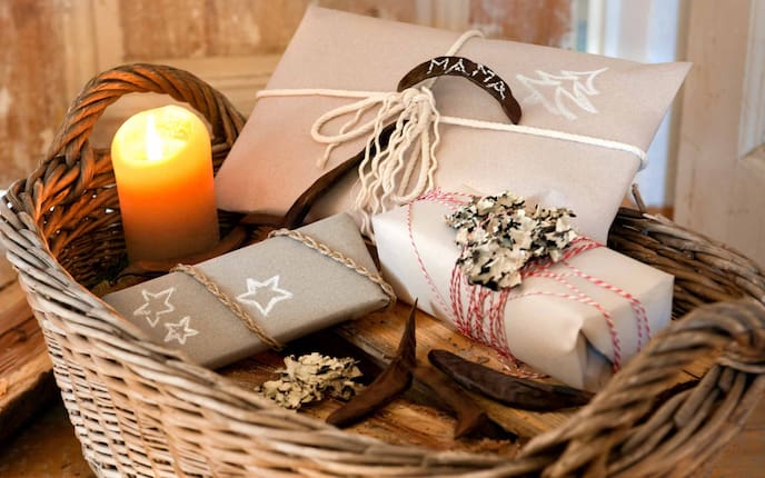 Weihnachtlich verpackte Geschenke, Servus, Advent