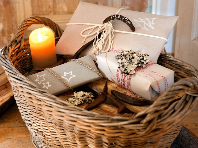 Weihnachtlich verpackte Geschenke, Servus, Advent