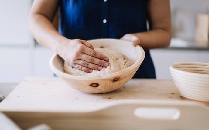Brotbacken, Brotteig in einer Zirbenholzschale, Servus am Marktplatz