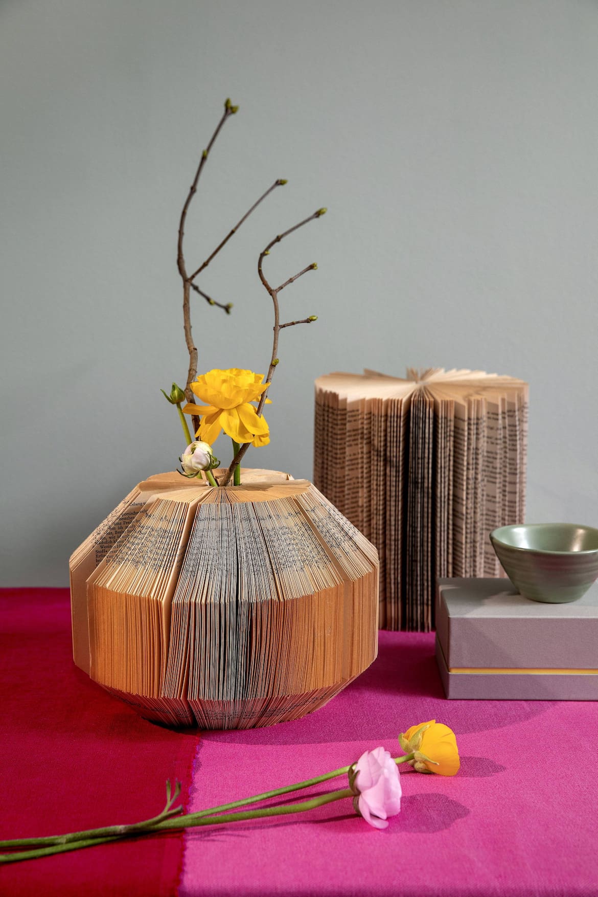 Eine Vase aus alten Büchern, Servus