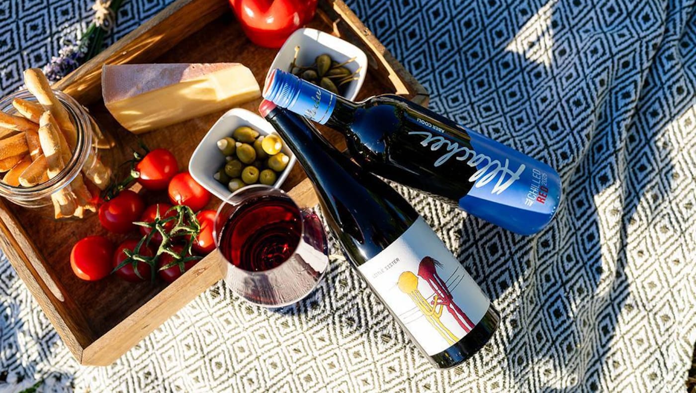 Zwei Sorten Rotwein aus dem Burgenland mit einem Tablett voller Köstlichkeiten zum Snacken.