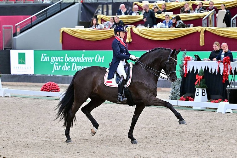 Die Olympiateilnehmerin Sandra Sysojeva mit ihrem Pferd Maxima Bella.