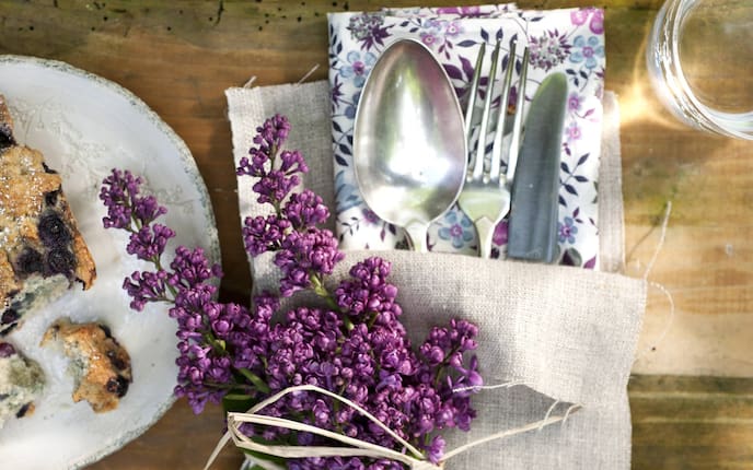 Tischdeko mit Flieder (Bild: Katharina Gossow)