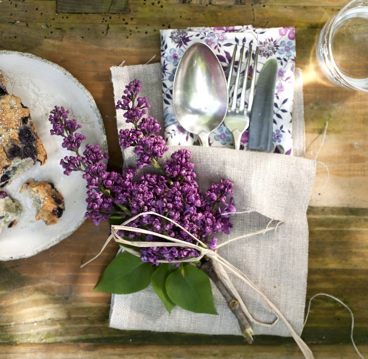Tischdeko mit Flieder (Bild: Katharina Gossow)