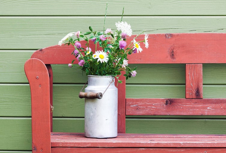 Deko mit Wiesenblumen: Milchkanne