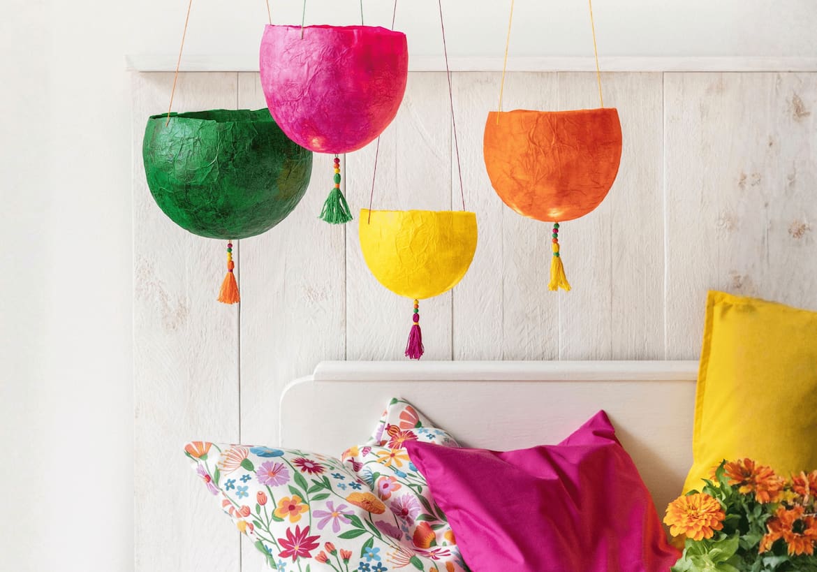 Bunte Lampions, die von der Decke hängen.