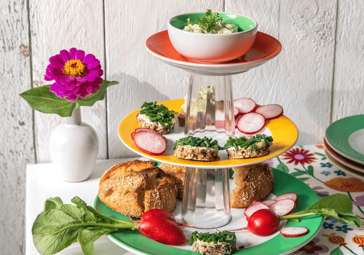 Bunte Etagere aus Tellern und Gläsern.