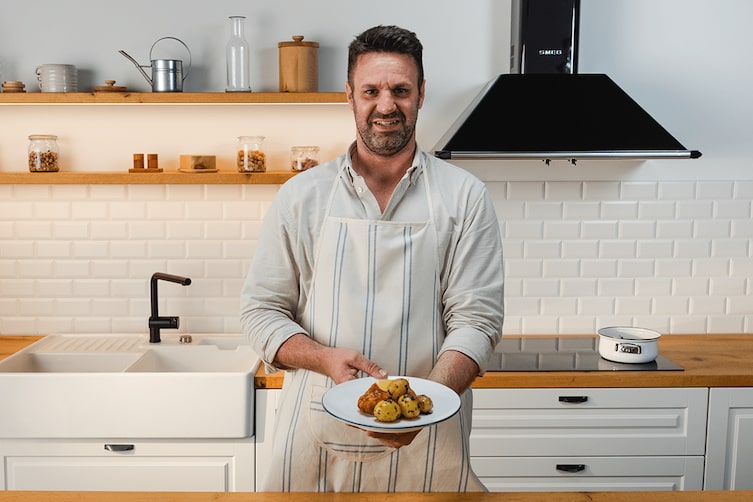 Zu sehen ist Marcel Drabits mit dem selbstgekochten Cordon Bleu.