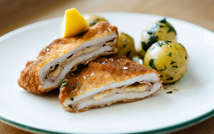 Zu sehen ist ein Cordon Bleu mit Petersilerdäpfeln.