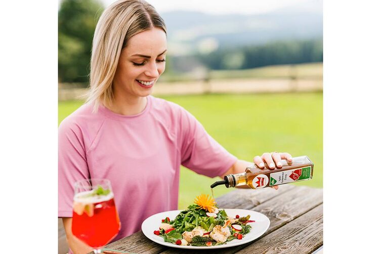 Die Produktpalette der Essigmanufaktur Oswald/Schaffer umfasst mittlerweile über 60 verschiedene Sorten – darunter Reinfruchtessig, Blütenessig, Kräuteressig und Vollfruchtessig.