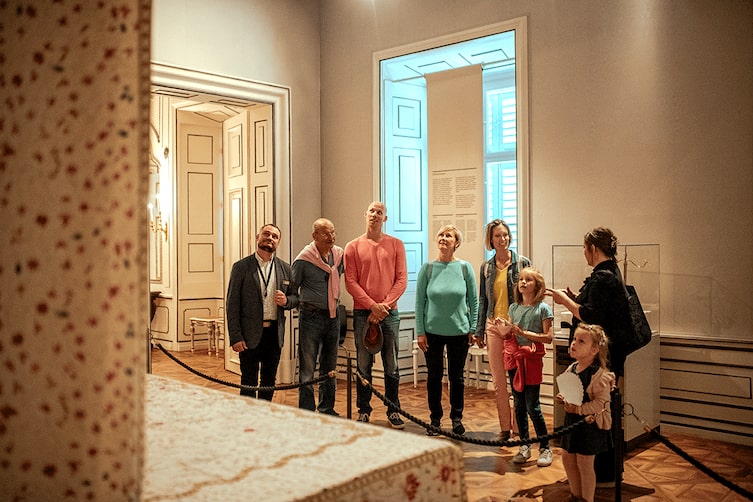 Eine Gruppe bei einer Führung durch das Schloss.