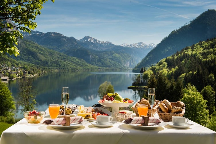 Ein Frühstück mit Seeblick genießen Panoramaliebhaber im MONDI Resort am Grundlsee.
