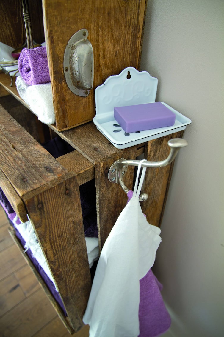 Regal aus Obstkisten (Bild: Michaela Gabler)