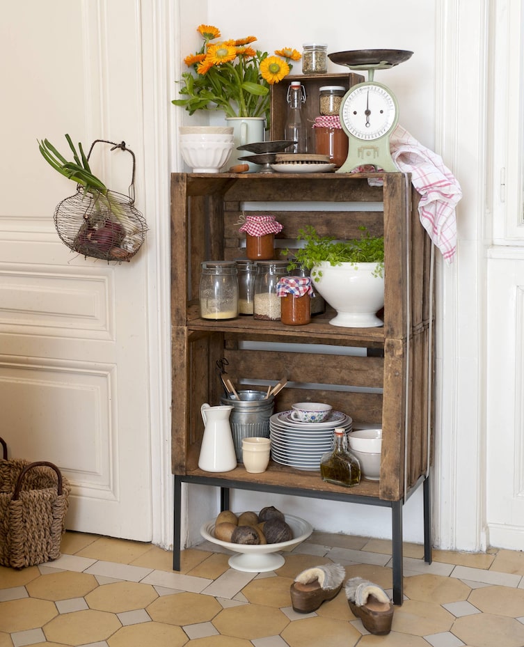 Regal aus Obstkisten (Bild: Katharina Gossow)