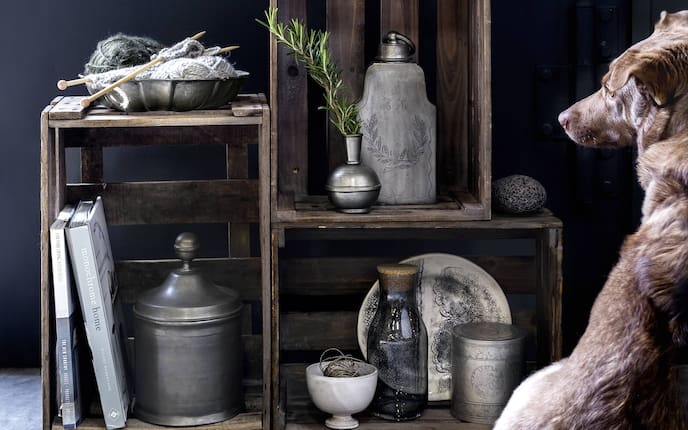 Regal aus Obstkisten (Bild: Christine Bauer)