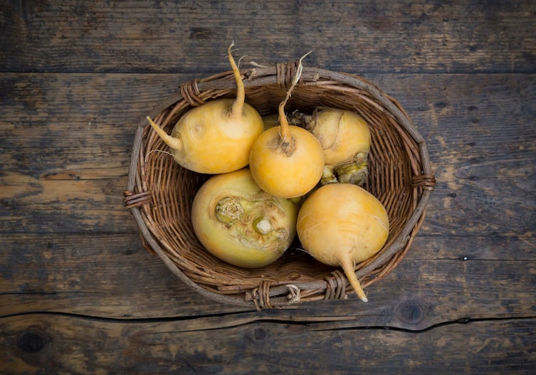 Kohlrüben in einem Weidekörbchen