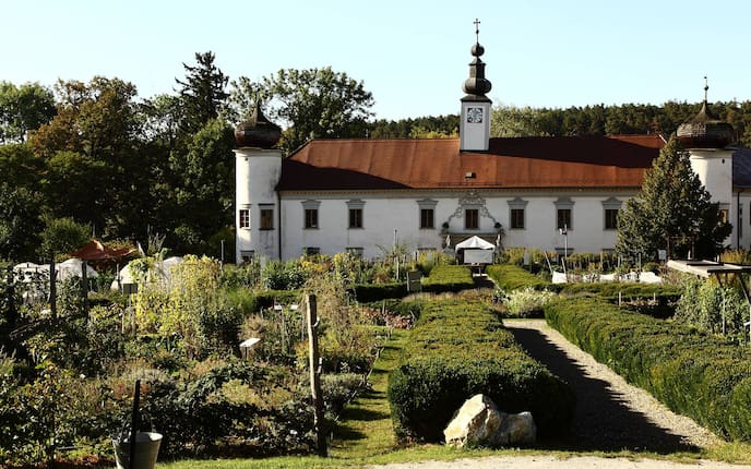 Arche Noha Garten und Gebäude im Sommer