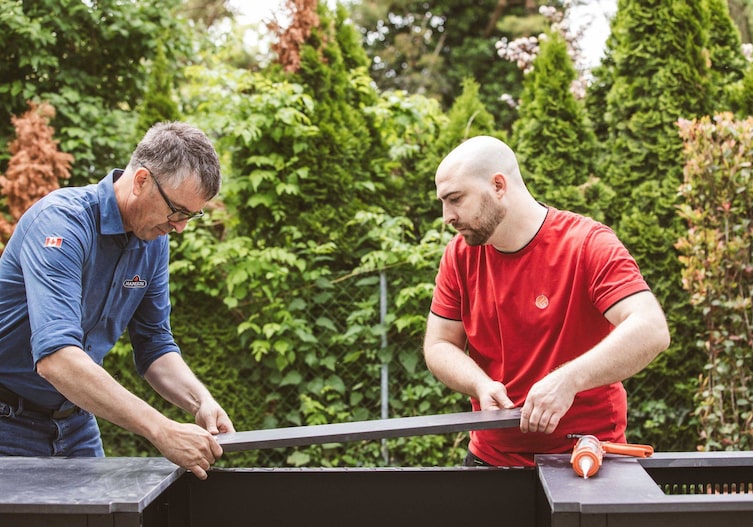 Zu zweit ist der Grill in wenigen Stunden aufgebaut.