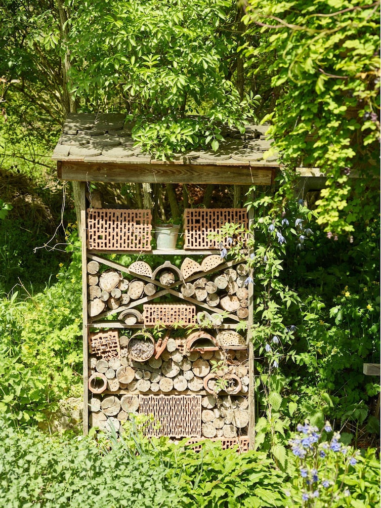 nsektenhotel, Garten von Familie Fischer, Altmühltal, Niederbayern