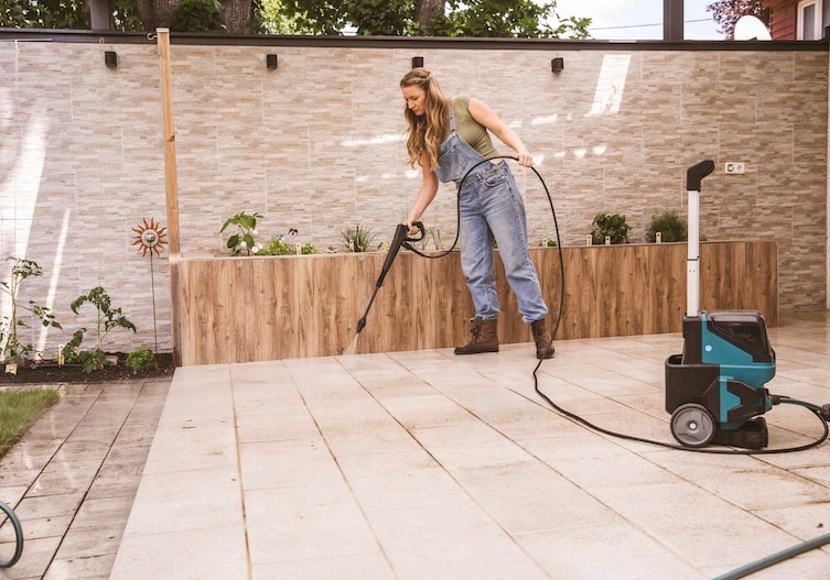 Theresia Starkl, Makita-Hochdruckreiniger, Terrassenfliesen reinigen