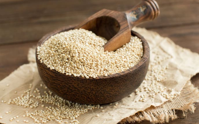 Holzschale mit Amaranth und Schäufelchen, Eisenmangel erkennen, Naturapotheke