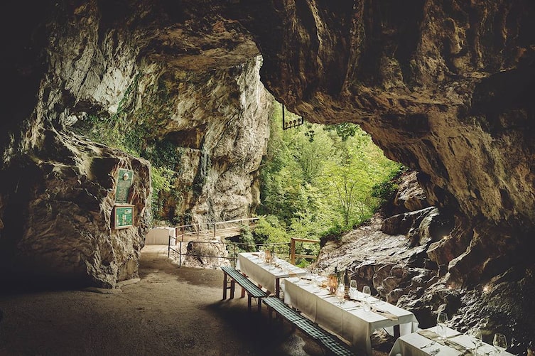 Achtmal im Jahr haben Feinschmecker die Gelegenheit, bei Philipp Pirstingers „Schmackhafter Lurgrotte” in Österreichs größter wasserdurchströmter Tropfsteinhöhle dabei zu sein.