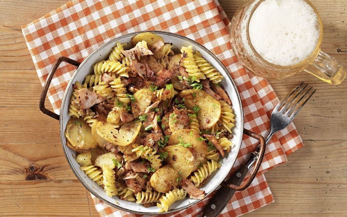 Wiener Grenadiermarsch, Nudeln, Kartoffel, Wurst, Kräuter, Gabel, Bier, Hausmannskost, Servus Rezept