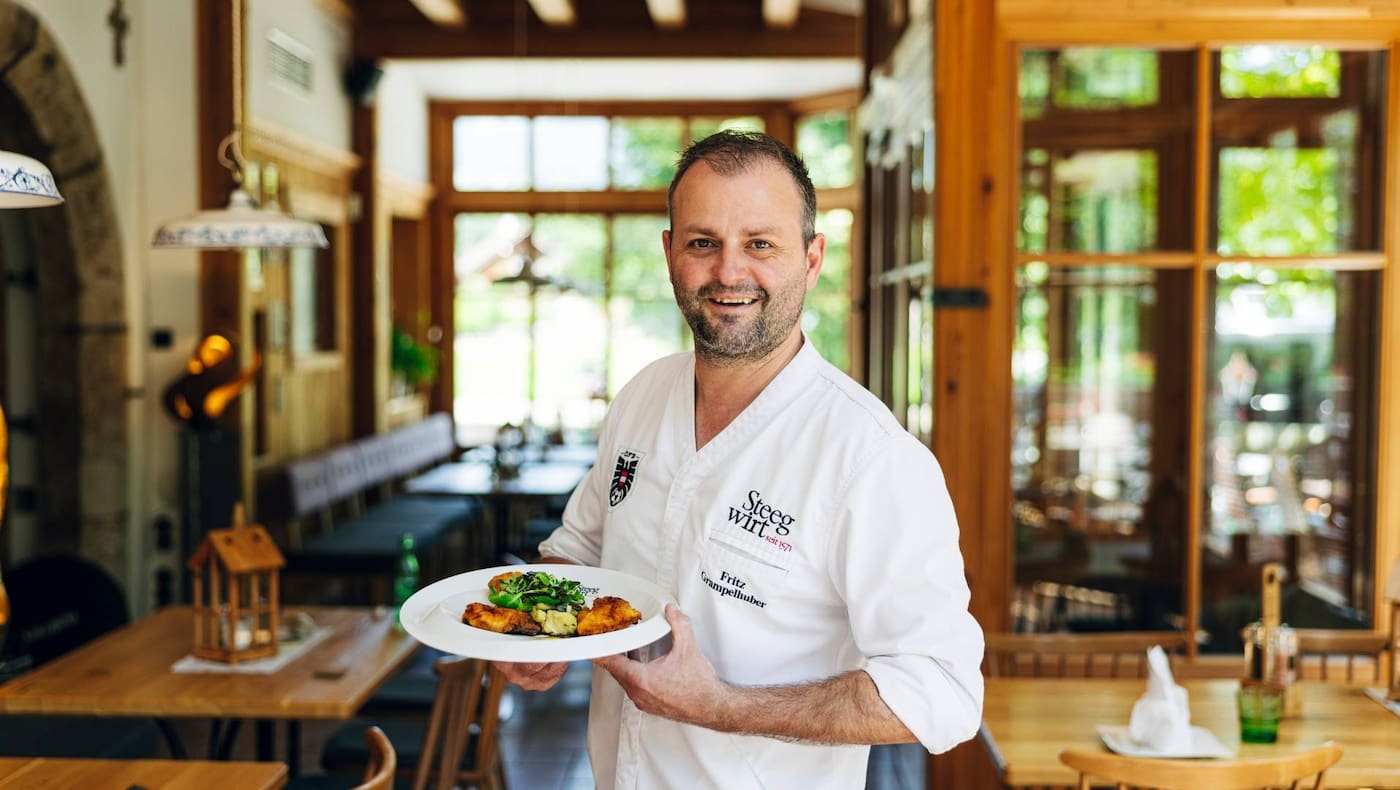 Fritz Grampelhuber in der Gaststube des Steegwirts in Bad Goisern.