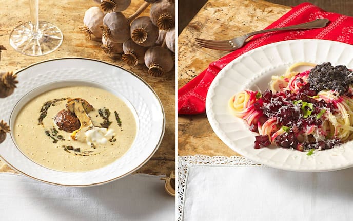 Zwei Gerichte mit Mohn nebeneinander: links eine cremige Suppe mit geröstetem Pilz, Sauerrahmtupfen und Mohnöl in einem weißen Teller mit Goldrand, dekoriert mit getrockneten Mohnkapseln; rechts Spaghetti mit roten Rübenwürfeln, geriebenem Käse, Mohnkruste und Schnittlauch auf einem weißen Teller, serviert auf einer roten Volkskunst-Serviette.