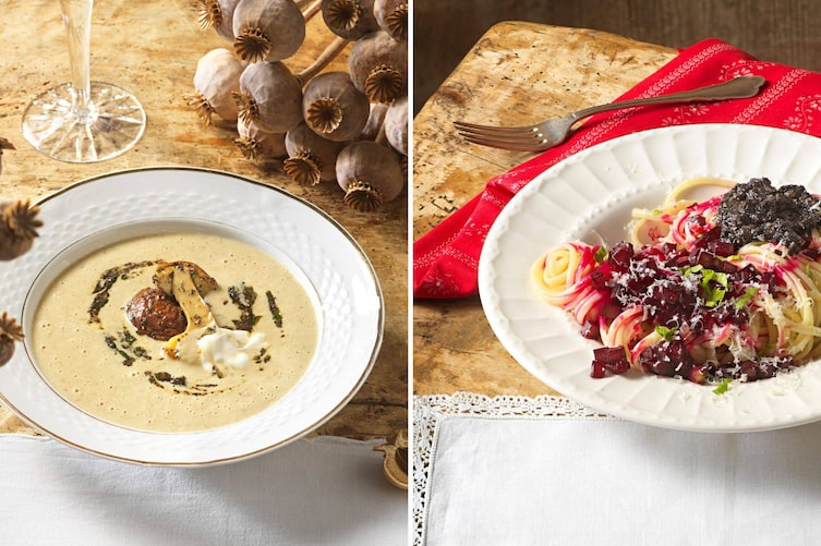 Zwei Gerichte mit Mohn nebeneinander: links eine cremige Suppe mit geröstetem Pilz, Sauerrahmtupfen und Mohnöl in einem weißen Teller mit Goldrand, dekoriert mit getrockneten Mohnkapseln; rechts Spaghetti mit roten Rübenwürfeln, geriebenem Käse, Mohnkruste und Schnittlauch auf einem weißen Teller, serviert auf einer roten Volkskunst-Serviette.