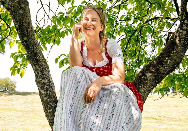 Grillmeisterin Jennifer Gruber, gut gelaunt in der Natur: Auf einem Bauernhof aufgewachsen, bekam sie die Wertschätzung für Lebensmittel schon in die Wiege gelegt.