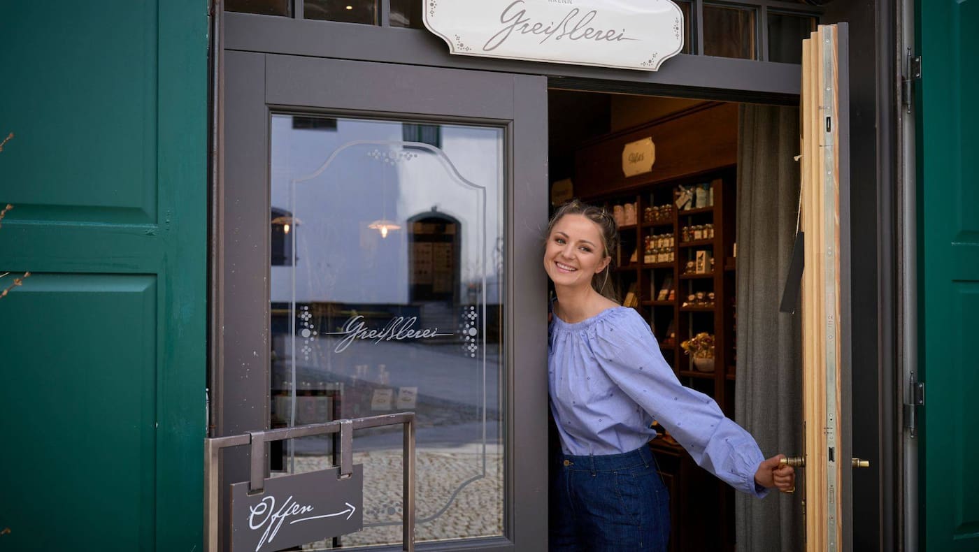 Servus-Köchin Paula Bründl bei der Greißleriei beim Gasthaus Krenn in Pürgg