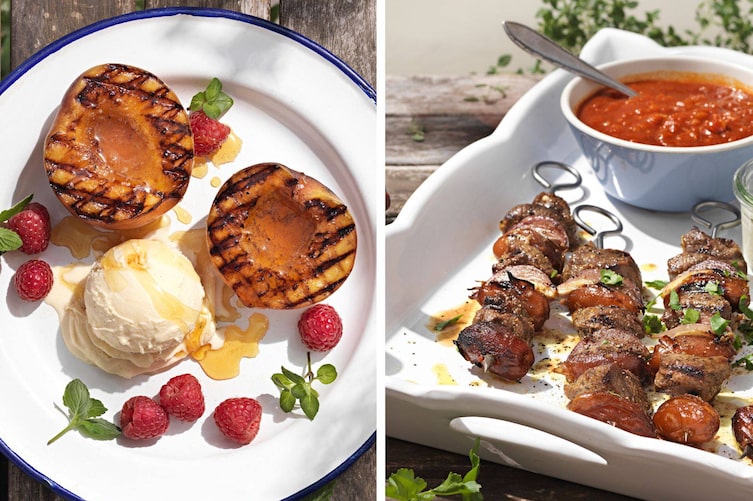 Links: zwei gegrillte Pfirsichhälften mit Röststreifen auf weißem Emaille-Teller, dazu eine Kugel Vanilleeis, frische Himbeeren und Honig. Rechts: Drei gegrillte Lammspieße mit Datteln auf weißer Servierform, dazu Pfefferonie-Sauce in einer blauen Schüssel.