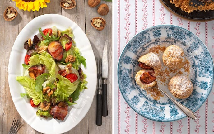 Zwei Gerichte mit Zwetschken: Links herbstlicher Blattsalat mit Zwetschken im Speckmantel, Wallnüssen, Tomaten auf einem weißen oveal Teller mit Besteck, auf einem Holztisch. Rechts Zwetschkenknödel auf einem blau-weißen Teller und einer rot-weiß gemusterten Tischtecke. Ein Knödel ist aufgestochen und man sieht die Zwetschke.