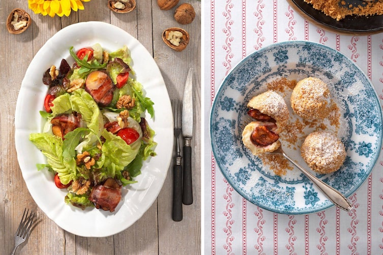 Zwei Gerichte mit Zwetschken: Links herbstlicher Blattsalat mit Zwetschken im Speckmantel, Wallnüssen, Tomaten auf einem weißen oveal Teller mit Besteck, auf einem Holztisch. Rechts Zwetschkenknödel auf einem blau-weißen Teller und einer rot-weiß gemusterten Tischtecke. Ein Knödel ist aufgestochen und man sieht die Zwetschke.