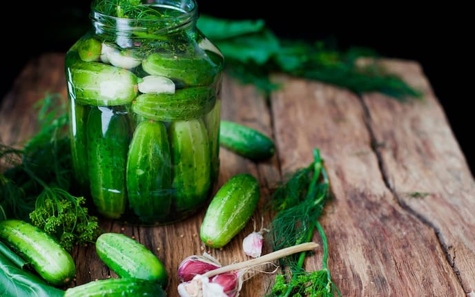 Essigwasser, Essiggurken, eingelegte Gurken im Glas, Gurkenwasser