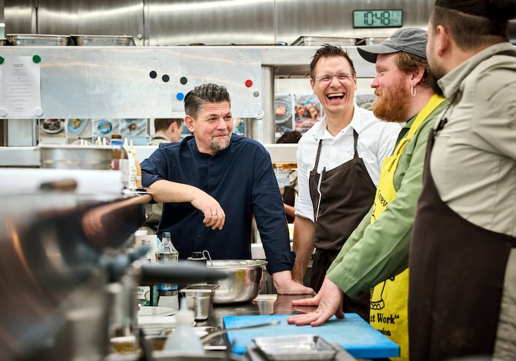 v.l.n.r.: Tim Mälzer, Martin Ebert, Lukas Mraz, Paco Demonte im der Küche des IKARUS Restaurants