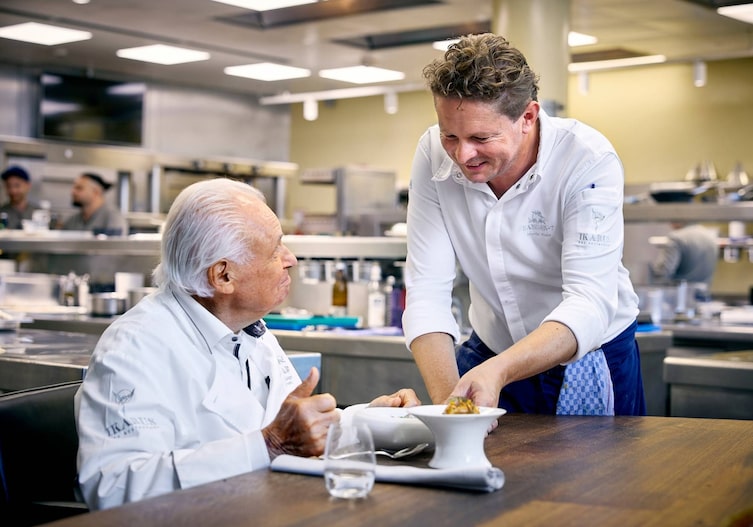 v.l.n.r.: Eckart Witzigmann und Martin Klein gemeinsam in der Küche des IKARUS