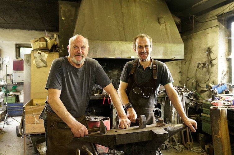 Klaus Wieshofer, Martin Wieshofer, Schmied, Kräutersichel schmieden