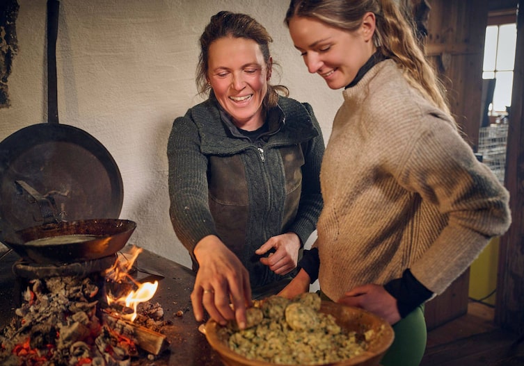 Marianne Lanner (links) und Paula Bründl bereiten köstliche Kaspressknödel zu.