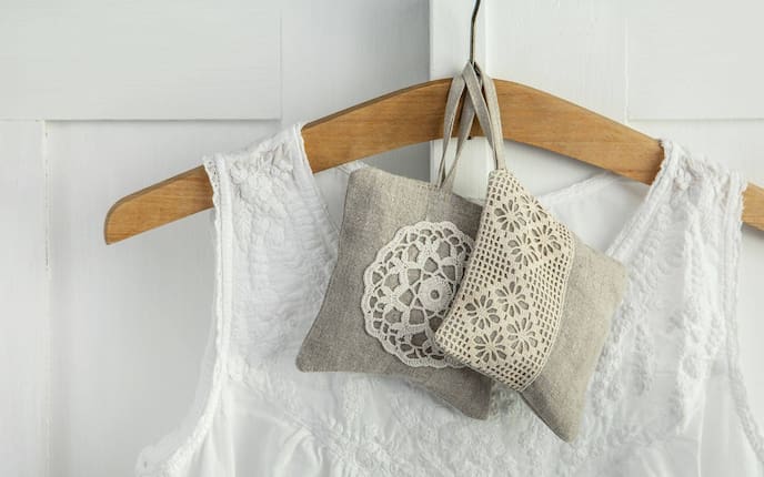 Leinenkleid und Leinenkissen